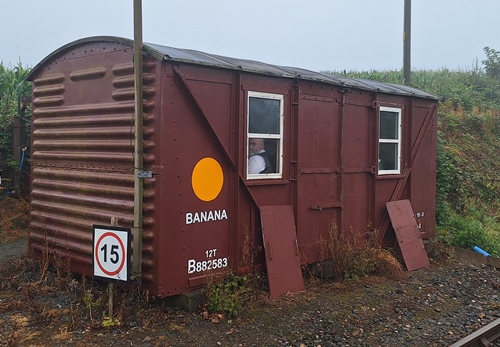 BR  B 88xxxx (body only) Banana Van built 1960